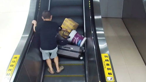 女子连人带行李从电梯上滚落，后方男乘客火速出手施救