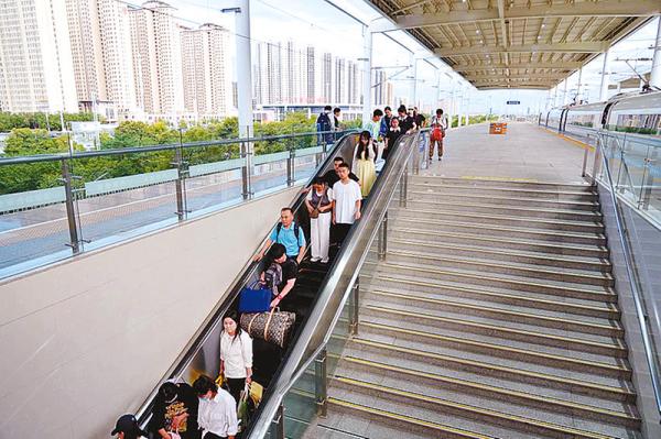归途与启程 夜幕下的车站与那部沉默的乘客电梯